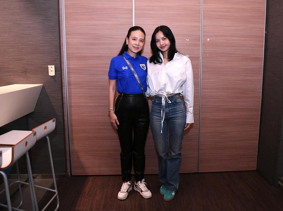 Lisa đã đến thăm và tặng hoa cho Liên đoàn bóng đá Thái Lan.