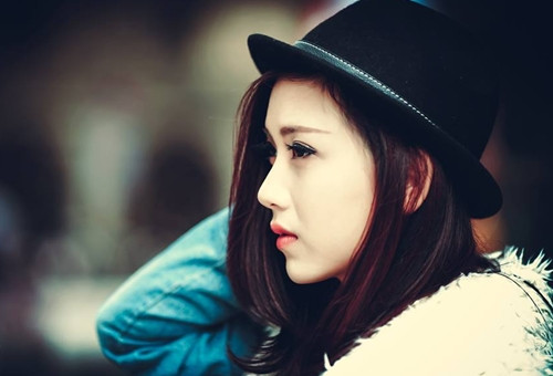 Từ trang phục, kiểu tóc, cho đến cách trang điểm của cô giáo trẻ rất hợp thời trang và không thua kém bất cứ bạn trẻ sành điệu nào.