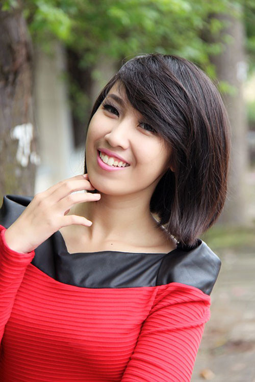 Quỳnh Trân tên thật là Nguyễn Lê Quỳnh Trân, sinh năm 1991, thành viên của nhóm hài BB&amp;BG. Quỳnh Trân không phải là cô gái xinh đến mức được phong hot girl nhưng cũng thuộc tuýp chân dài và có cá tính.