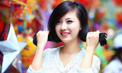 Bùi Thúy Ngân là cô giáo đang giảng dạy tại trường Tiểu học Tân Định (Hà Nội). Với ngoại hình xinh đẹp, phong cách thời trang sành điệu, cô giáo này nhanh chóng thu hút sự quan tâm của cộng đồng mạng. Trang Facebook của Thúy Ngân hiện đang có hàng chục ngìn người theo dõi.