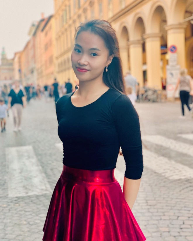 Khác với vẻ gợi cảm, gương mặt trang điểm đậm trên sàn đấu, Nhã Uyên ngoài đời toát lên nét dịu dàng, thơ ngây.