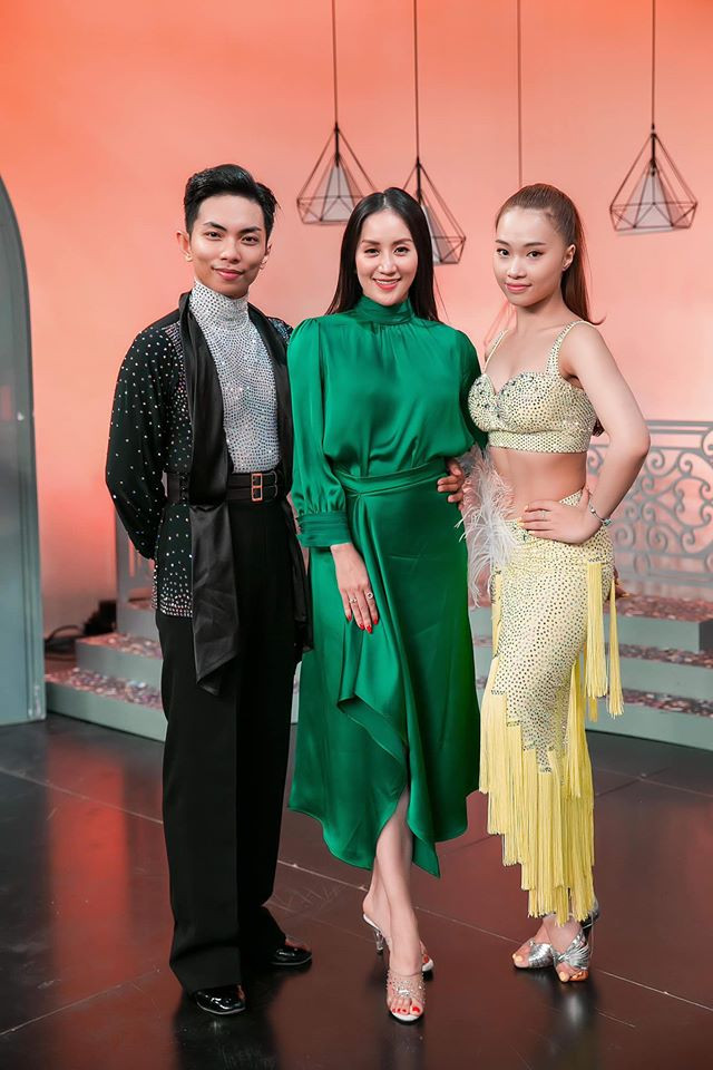 Nhan sắc đời thường của Nhã Uyên được khen xinh đẹp hơn trên sân khấu. Đặc biệt, khán giả trong chương trình Người ấy là ai khen ngợi cô có "góc nghiêng thần thánh" qua các bức hình.