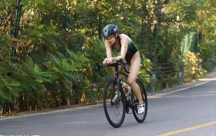 Đây không phải là lần đầu tiên Feng Jingshuang gây tranh cãi bởi trang phục của mình.Trước đó mỹ nhân này cũng từng là tâm điểm của sự chú ý tại cuộc thi ba môn phối hợp Bắc Kinh - Thiên Tân - Hà Bắc năm 2022.