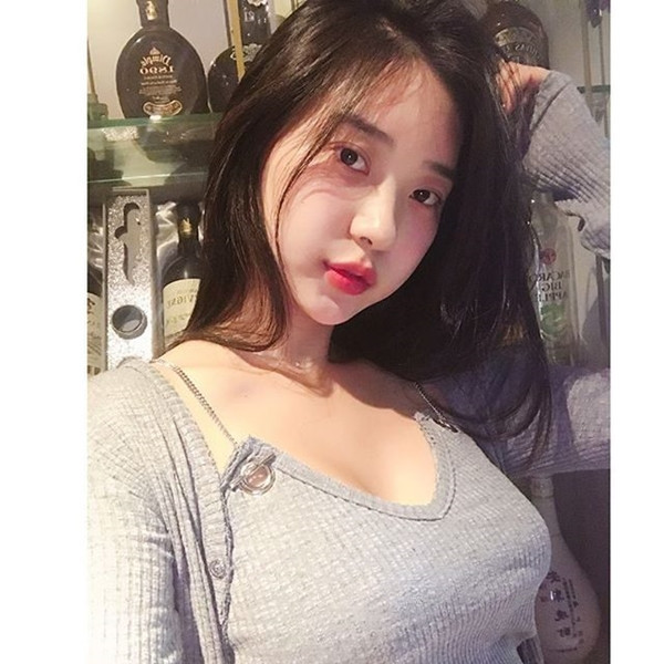 Ukinikay Nakihcinnak là nữ beauty blogger người Singapore. Cô được chú ý nhờ vòng 1 khủng, gương mặt xinh đẹp và phong cách ăn mặc sexy.