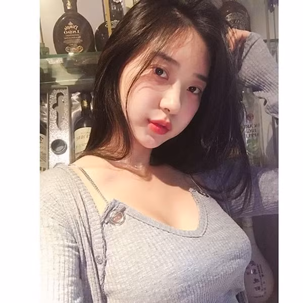 Ukinikay Nakihcinnak là nữ beauty blogger người Singapore. Cô được chú ý nhờ vòng 1 khủng, gương mặt xinh đẹp và phong cách ăn mặc sexy.