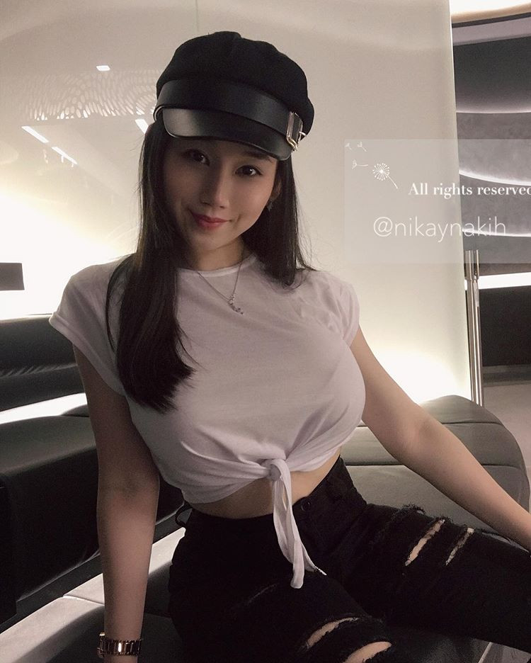 "Anh ta yêu cầu mua quần áo đã qua sử dụng và chưa được giặt là. Khi tôi nói tất cả quần áo của tôi đều đã được giặt, anh ta tiếp tục yêu cầu tôi mặc những món anh ta định mua trong vài giờ rồi anh ta sẽ đến lấy sau khi tôi đã mặc chúng" - hot girl Singapore kể lại về những vị khách bệnh hoạn cô gặp phải.