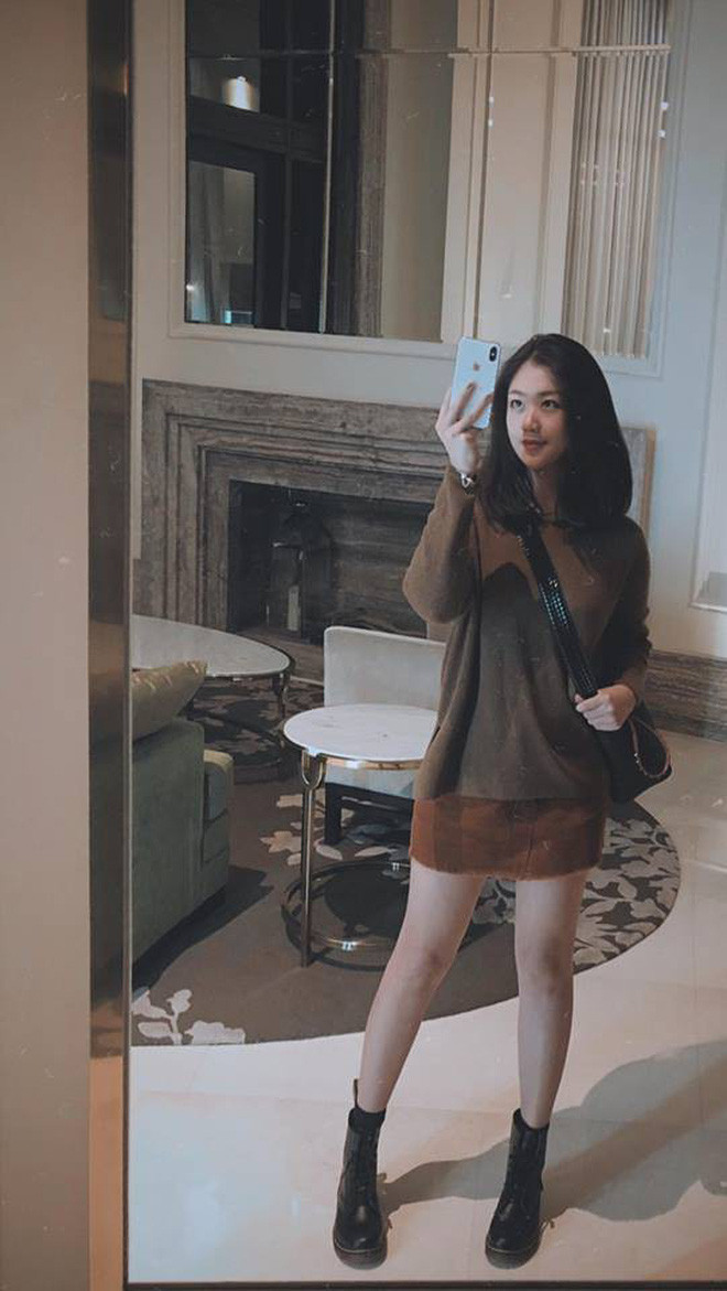 Nữ tiếp viên Vietnam Airlines sở hữu khuôn mặt hài hoà với những đường nét sắc sảo cùng vóc dáng chuẩn.