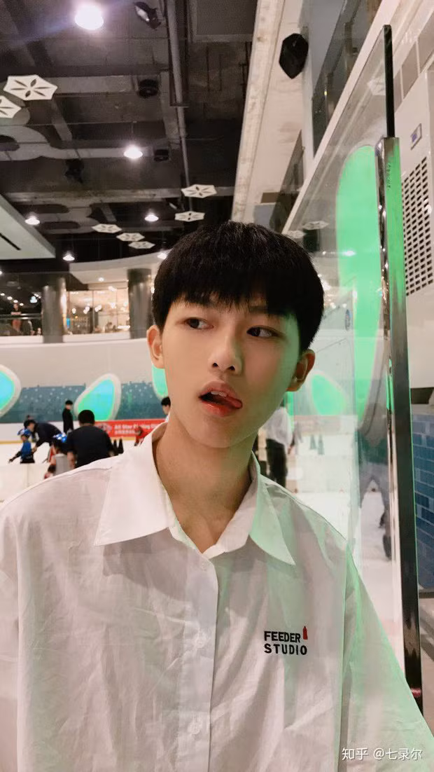 Mặc dù khá nhiều bức ảnh cậu chàng bị chị gái chụp trộm nhưng vẫn đẹp không khác gì tạo dáng. Cực phẩm thế này thì không có nhiều đâu.