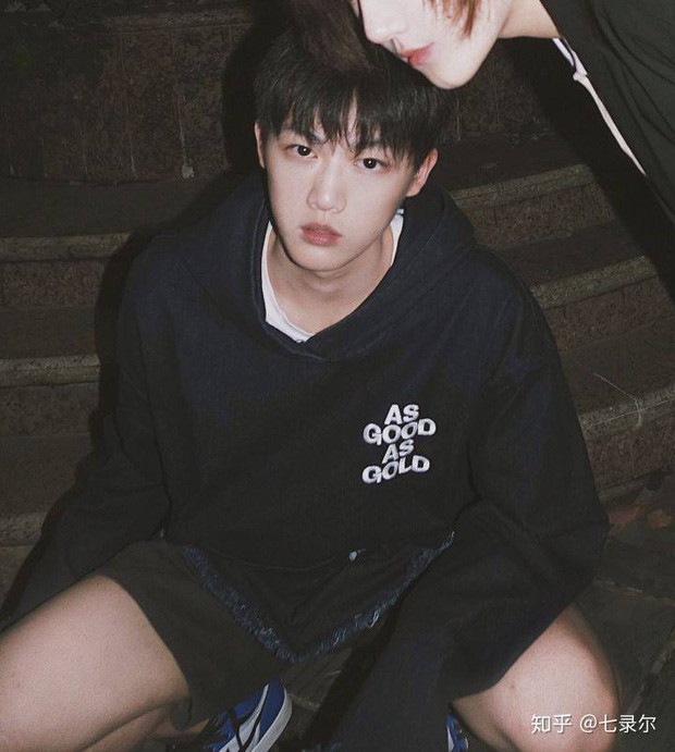 "Em bé ơi mỗi tháng chị sẽ gửi 1 nửa số lương để nuôi em, em hãy nhớ tên chị vào nhé, khi nào đủt tuổi mình cưới", "Đẹp trai như thế này sau tốn gái lắm đây. Bỗng dưng tôi lại muốn làm "máy bay" cho em trai này "lát" quá" - Dân mạng Trung Quốc hài hước bình luận.