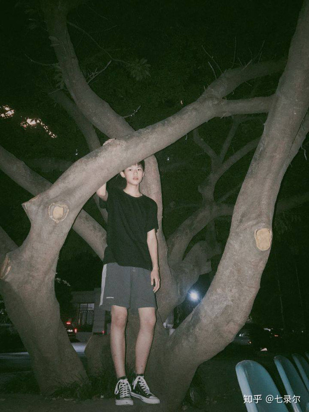 Không chỉ đảm đang, cậu em trai nhà người ta này còn sở hữu ngoại hình vượt mức 100 điểm. Dù mới học cấp anh nhưng cậu chàng đã cao 1m81, nhiều dân mạng tự hỏi khi phát triển hết chiều cao thì sẽ đạt mức bao nhiêu?