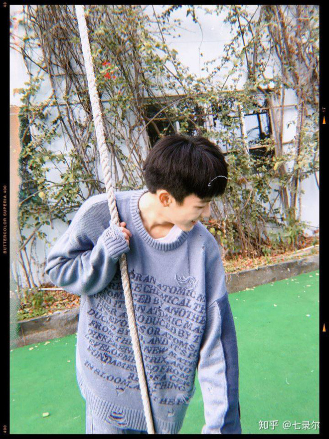 Thậm chí nhiều người cho rằng cậu chàng sở hữu khuôn mặt giống rất nhiều diễn viên đình đám xứ Trung như Dịch Dương Thiên Tỷ , Tiêu Chiến. Với ngoại hình xuất sắc như vậy, trong tương lai, nam thần học cấp 2 này chắc chắn sẽ thành công nếu bước vào con đường nghệ thuật.