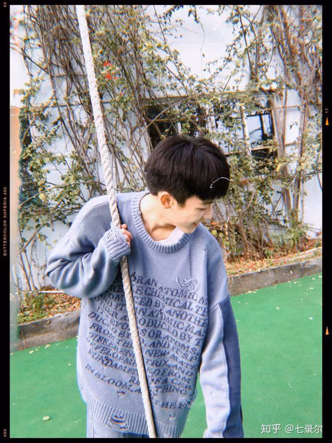 Thậm chí nhiều người cho rằng cậu chàng sở hữu khuôn mặt giống rất nhiều diễn viên đình đám xứ Trung như Dịch Dương Thiên Tỷ , Tiêu Chiến. Với ngoại hình xuất sắc như vậy, trong tương lai, nam thần học cấp 2 này chắc chắn sẽ thành công nếu bước vào con đường nghệ thuật.