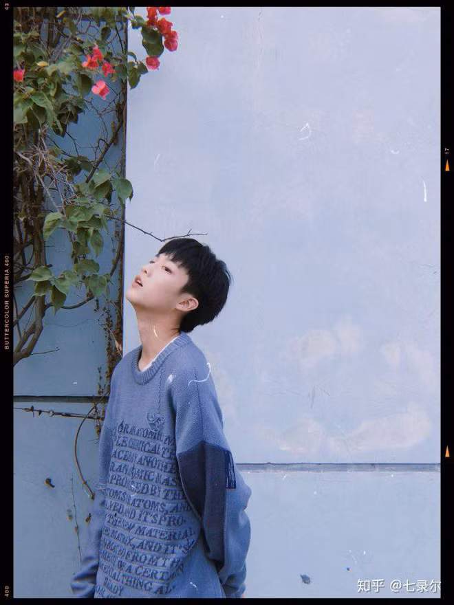 Gương mặt của hot boy 10X cũng vào dạng không chê vào đâu được, hút mắt chẳng kém gì chị gái. Nước da trắng mịn màng, đôi mắt to, nụ cười tươi và môi đỏ mọng khiến bất kỳ ai cũng phải "đứng hình".