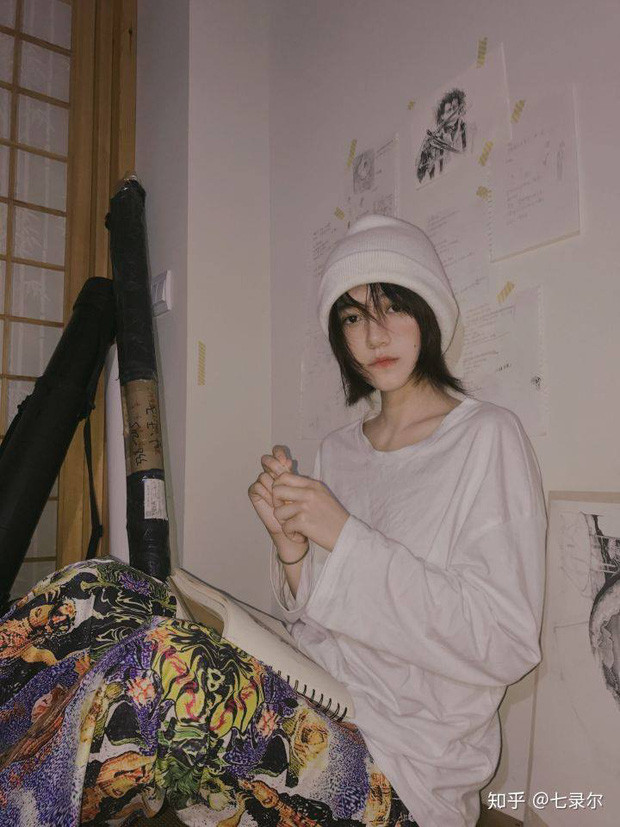 Mới đây, mạng xã hội Trung Quốc xôn xao trước bài đăng của một cô gái khoe em trai đẹp không kém gì hot boy Trung Quốc. Bên cạnh đó, nhan sắc của chính cô nàng cũng nhận được cơn mưa lời khen từ cộng đồng mạng vì xinh đẹp, sở hữu nhan sắc dịu dàng y như thiếu nữ Nhật Bản.