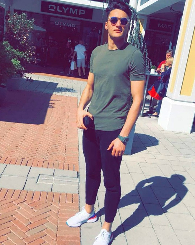 Abdallah Al-Fakhouri được Liên đoàn bóng đá châu Á (AFC) nhận định là một trong những cầu thủ đáng xem nhất tại bảng D, VCK U23 Châu Á 2020. Nam cầu thủ thi đấu cho đội tuyển quốc gia từ lứa U14 và đến 19 tuổi thì bắt đầu tham dự các giải đấu châu lục.