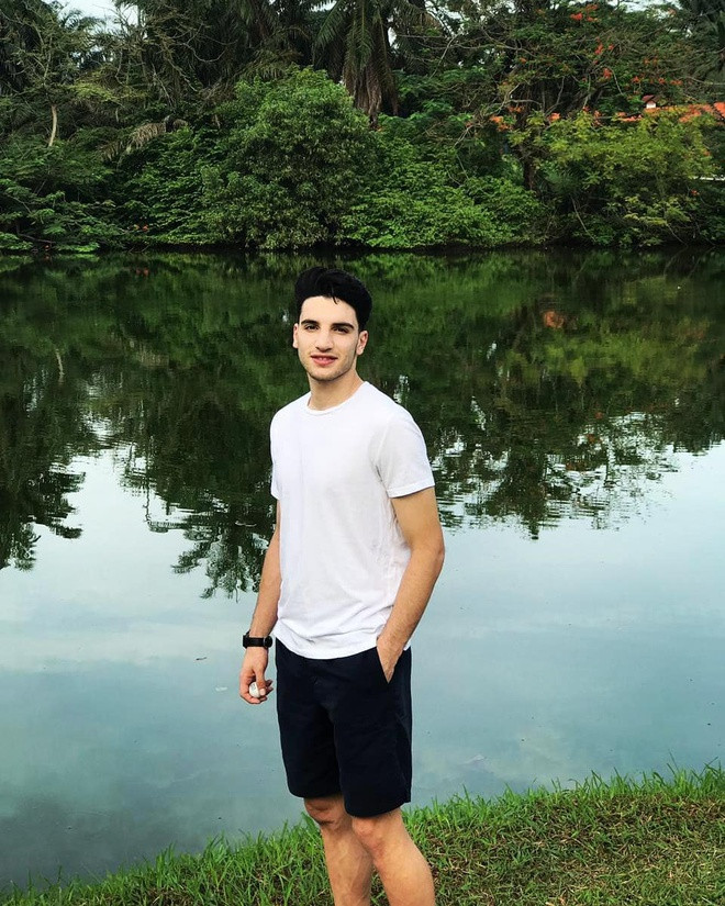 Cầu thủ U23 Jordan sở hữu khuôn mặt điển trai chuẩn nét Tây Á, chiều cao nổi trội cùng cơ thể cường tráng. Ngay từ màn hát Quốc ca đầu trận, anh chàng đã gây chú ý vì quá nổi bật.