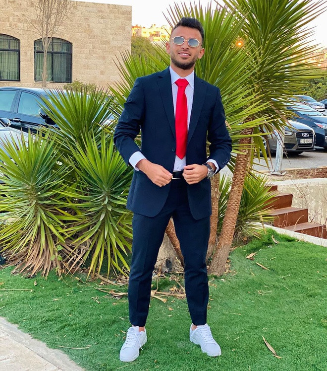 Dù có chiều cao không mấy nổi bật so với đội hình của U23 Jordan nhưng Omar Hani vẫn sở hữu một lượng người hâm mộ nữ khá đông đảo bởi phong cách thời trang khoẻ khoắn, trẻ trung cùng gương mặt góc cạnh hút mắt.