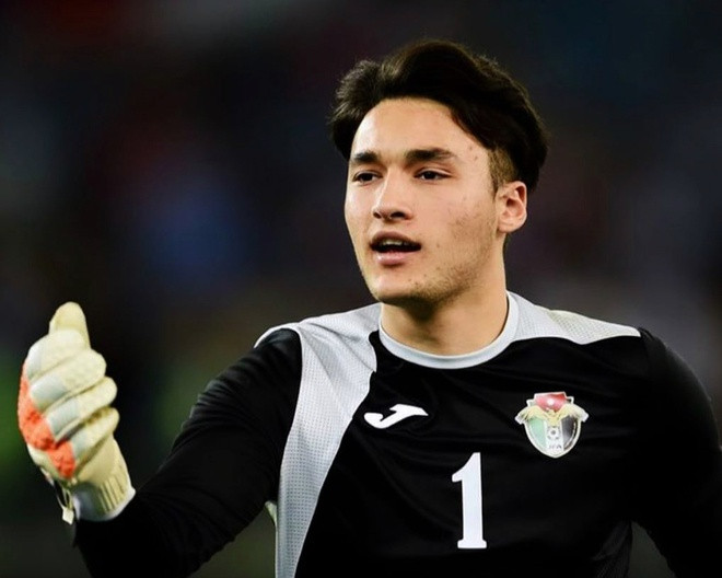 Bên cạnh hậu vệ Hadi Al Hourani thì thủ thành của U23 Jordan cũng thu hút sự chú ý khi chơi cực kỳ tập trung, cản phá được các pha bóng nguy hiểm đến từ phía các cầu thủ U23 Việt Nam. Anh chàng là Abdallah Al-Fakhouri (SN 2000), là niềm hy vọng của của bóng đá Jordan và đang khoác áo CLB Al-Wehat.