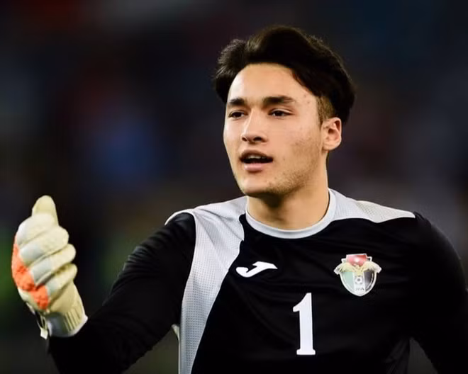 Bên cạnh hậu vệ Hadi Al Hourani thì thủ thành của U23 Jordan cũng thu hút sự chú ý khi chơi cực kỳ tập trung, cản phá được các pha bóng nguy hiểm đến từ phía các cầu thủ U23 Việt Nam. Anh chàng là Abdallah Al-Fakhouri (SN 2000), là niềm hy vọng của của bóng đá Jordan và đang khoác áo CLB Al-Wehat.