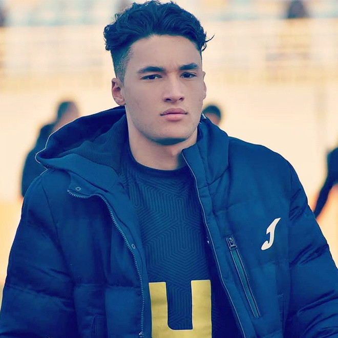 Với lợi thế về ngoại hình, thủ môn 10X mặc gì cũng đẹp. Anh chàng còn được khen ngợi bởi gương mặt sáng, mái tóc xoăn bồng bềnh cực lãng tử.