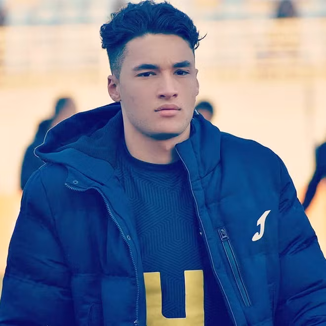 Với lợi thế về ngoại hình, thủ môn 10X mặc gì cũng đẹp. Anh chàng còn được khen ngợi bởi gương mặt sáng, mái tóc xoăn bồng bềnh cực lãng tử.