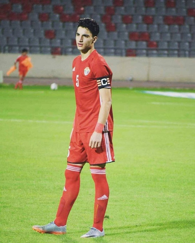 Ngay ở phút thứ 19 của trận đấu, Hadi Al Hourani đã khiến các các cầu thủ và cổ động viên đội tuyển U23 Việt Nam thót tim khi thực hiện một cú sút chéo góc tuy nhiên không thể chiến thắng được thủ thành Bùi Tiến Dũng.