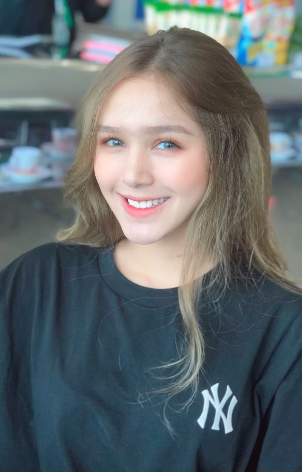 Trang Phạm, vợ sắp cưới của Xemesis và là chị dâu tương lai của Diệp Lâm Anh sở hữu nhan sắc cực kỳ xinh đẹp, từng bị nhầm là hot girl lai Tây.