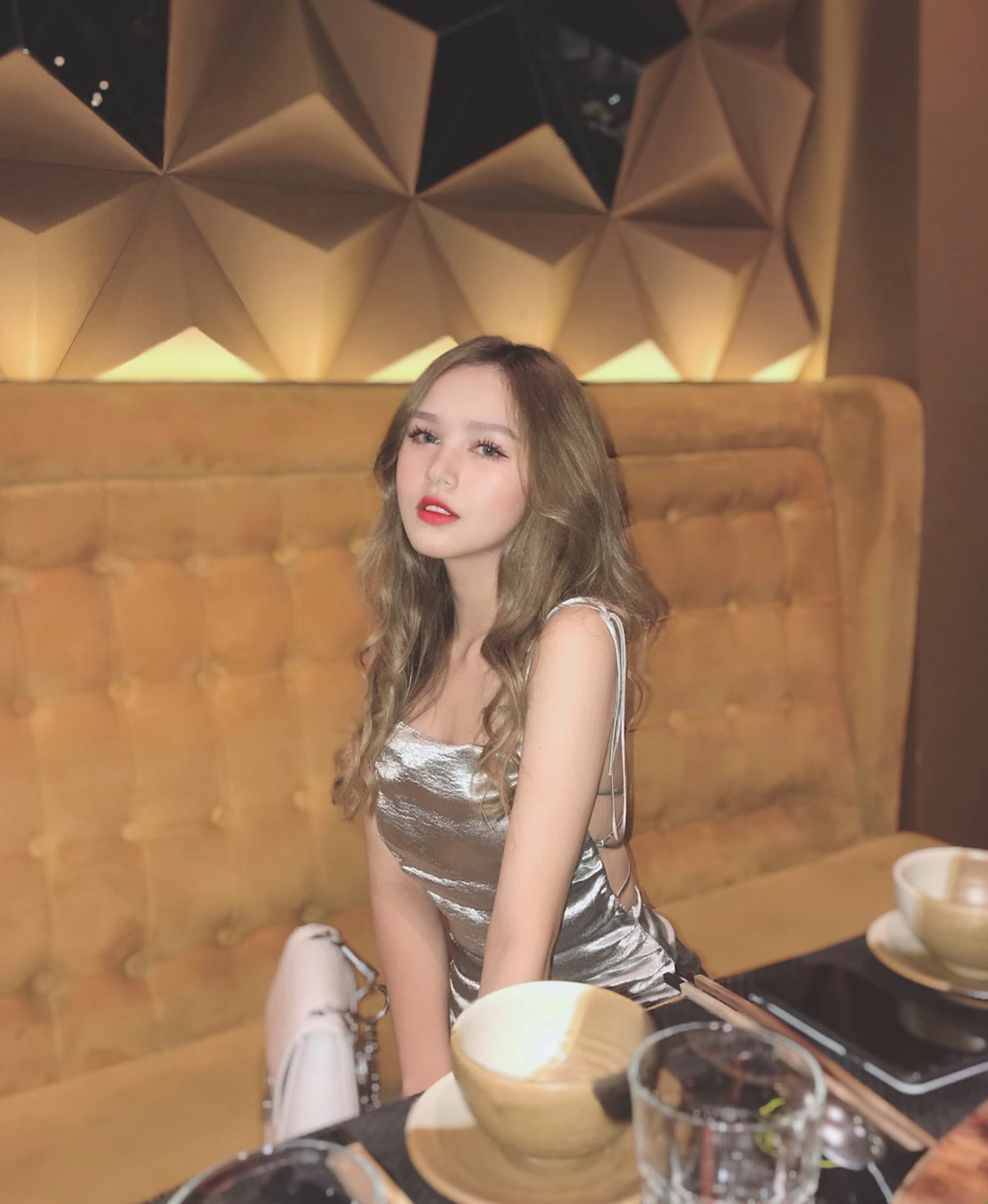 Mặc dù mới 17 tuổi nhưng chị dâu Diệp Lâm Anh có phong cách ăn mặc khá sexy, trông cô nàng chững chạc hơn hẳn so với tuổi thật.