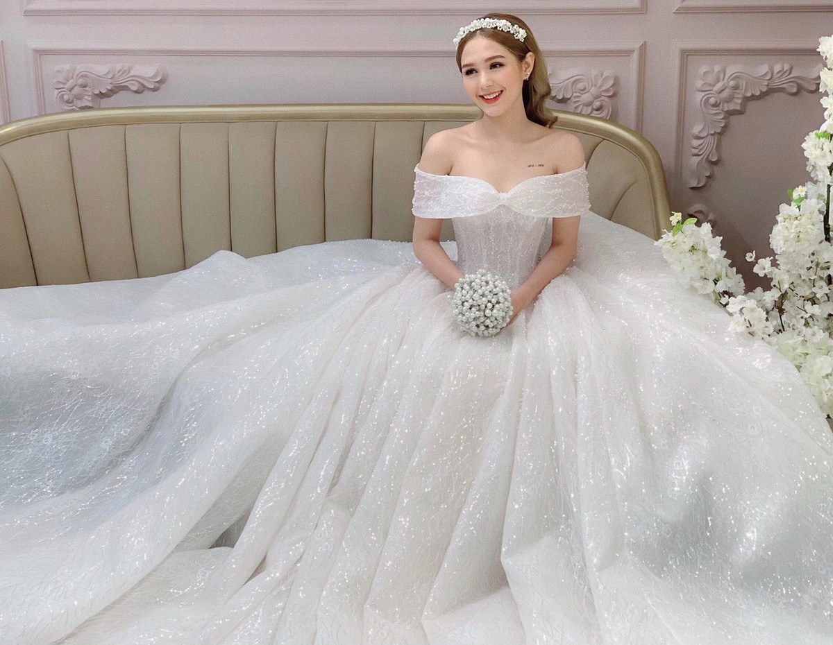 Trang Phạm hay được gọi là Xoài Non sinh năm 2002, đến từ TP HCM. Cô nàng sở hữu đôi mắt to tròn, sống mũi cao như hot girl lai.