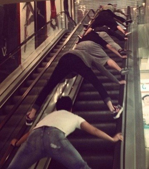 Các nam thanh niên cũng không kém cạnh khi đi thang cuốn bằng tứ chi. Tuy nhiên cách đi thang máy này bị phản đối do còn nguy hiểm hơn cả cách đi bình thường.