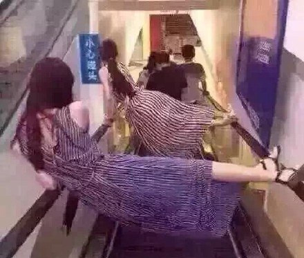 Tương tự như vậy, hai cô gái trẻ này cũng "tu luyện" bí kíp đi thang cuốn phỏng theo kỹ thuật ngủ trên dây của Cô Cô Tiểu Long Nữ.