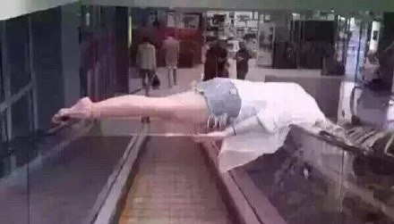 Trước đó, cư dân mạng Trung Quốc từng chia sẻ loạt ảnh đi thang máy bá đạo của nhiều bạn trẻ ở nước này. Trong ảnh, thiếu nữ người Trung Quốc đang theo trào lưu chụp ảnh nằm sấp hay vì không dám đặt chân xuống bậc thang nên vắt ngang thân người trên tay vịn thang cuốn để di chuyển.