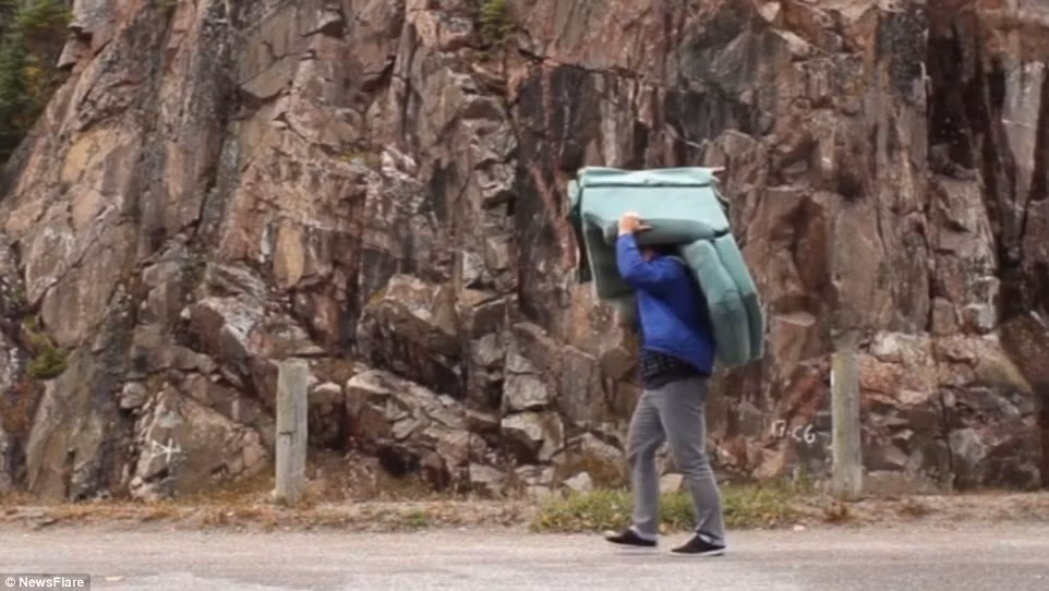 Cuộc hành trình của Kalman luôn có sự góp mặt của chiếc ghế sofa. Anh đã mất 9 ngày để hoàn tất cuộc hành trình dài 4500km vòng quanh đất nước xinh đẹp của mình.