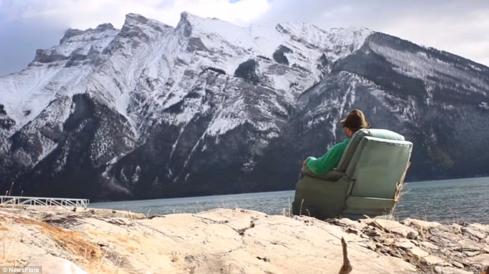 Kalman Kallai đặt mua một chiếc chế sofa màu xanh trên một trang web mua bán. Sau khi lấy được chiếc ghế, anh quyết định mang nó xuyên suốt cuộc hành trình đi khắp đất nước để thêm phần thú vị.