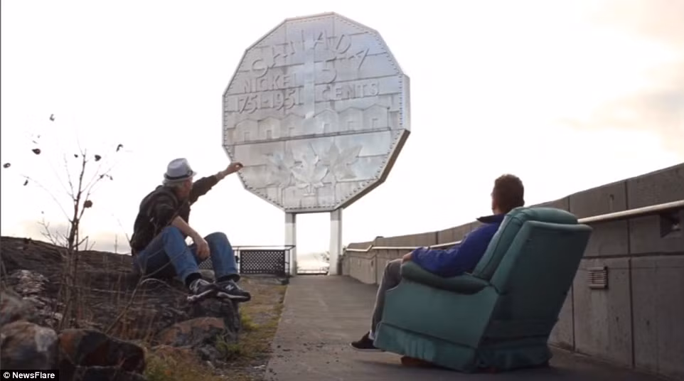 Hành trình đó còn thú vị hơn khi cha của Kalman cũng tham gia một phần vào đó. Hình ảnh cha con anh cùng ngồi xuống nói chuyện khiến nhiều người ao ước vì đó là một trải nghiệm tuyệt vời, chia sẻ niềm yêu thích với người cha của mình và được cha ủng hộ, tham gia.