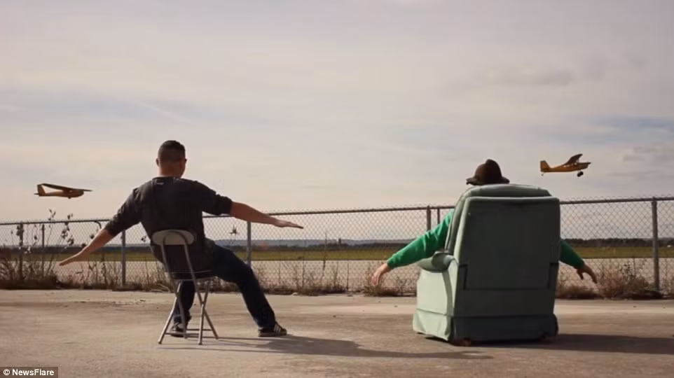 Đi tới đâu Kalman cũng ghi lại những hình ảnh mình ngồi trên ghế sofa thư giãn ngắm cảnh nơi đó. Trong ảnh là Kalman và một người bạn tạo dáng giống một chiếc máy bay trước khi anh bắt đầu cuộc hành trình một mình.