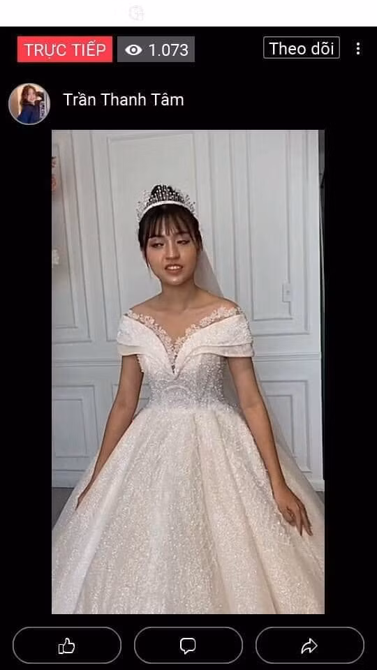 Ảnh chưa qua chỉnh sửa của hot girl "bắp cần bơ" có lẽ do livestream thiếu ánh sáng nên làn da sạm đen, khuôn mặt cũng kém tươi hơn hình ảnh được đăng tải.