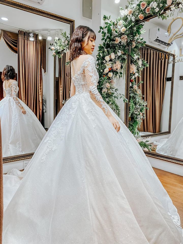 Xuất hiện trong chiếc váy cưới màu trắng, hot girl Trần Thanh Tâm vui vẻ chia sẻ "Tạm ngừng thả thính từ đây". Cô thậm chí còn đăng ảnh lên story và đính kèm bài hát mang tên Đám cưới trên thiên đường. Dưới phần bình luận, hot girl Tik Tok cũng tag quản lý của mình vào nhắn nhủ "chuẩn bị tiền đi anh".