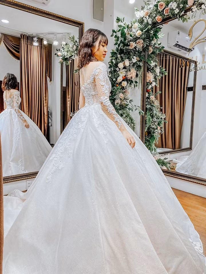 Xuất hiện trong chiếc váy cưới màu trắng, hot girl Trần Thanh Tâm vui vẻ chia sẻ "Tạm ngừng thả thính từ đây". Cô thậm chí còn đăng ảnh lên story và đính kèm bài hát mang tên Đám cưới trên thiên đường. Dưới phần bình luận, hot girl Tik Tok cũng tag quản lý của mình vào nhắn nhủ "chuẩn bị tiền đi anh".