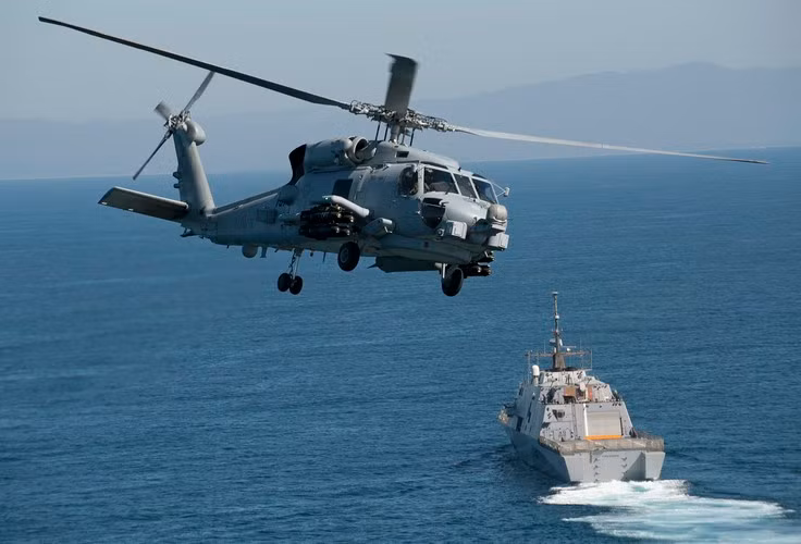 Khả năng vũ trang của MH-60R rất ấn tượng. Nó có thể mang theo 4 tên lửa AGM-114 Hellfire, hoặc 3 ngư lôi hạng nhẹ Mk50 hoặc Mk46, súng máy 7,62 mm bên hông phải để tự vệ.