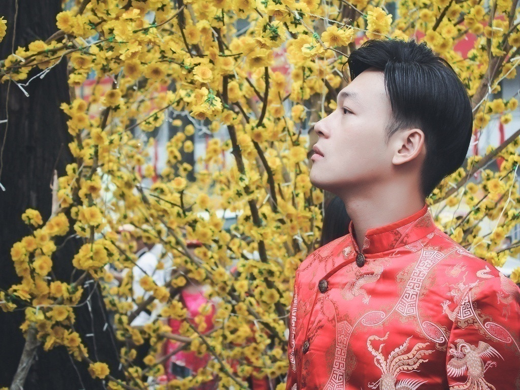 Không chỉ có hoa giả, tại bãi đá sông Hồng còn có một vùng được bày hoa mai, đào giả rực rỡ quanh năm chứ chẳng riêng gì mùa tết. Nếu không muốn chen chúc dịp cuối năm thì nên thu xếp đi sớm vào các ngày trong tuần bởi bất kỳ thời điểm nào trong ngày, nơi đây vẫn không thiếu góc đẹp để lên hình.