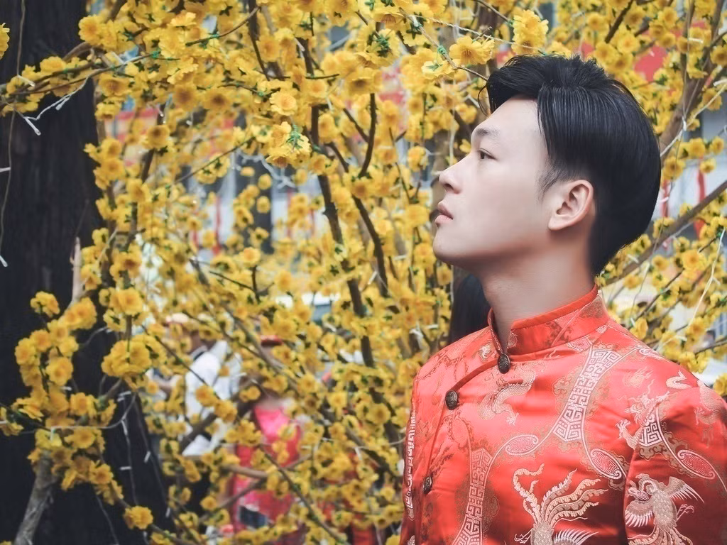 Không chỉ có hoa giả, tại bãi đá sông Hồng còn có một vùng được bày hoa mai, đào giả rực rỡ quanh năm chứ chẳng riêng gì mùa tết. Nếu không muốn chen chúc dịp cuối năm thì nên thu xếp đi sớm vào các ngày trong tuần bởi bất kỳ thời điểm nào trong ngày, nơi đây vẫn không thiếu góc đẹp để lên hình.