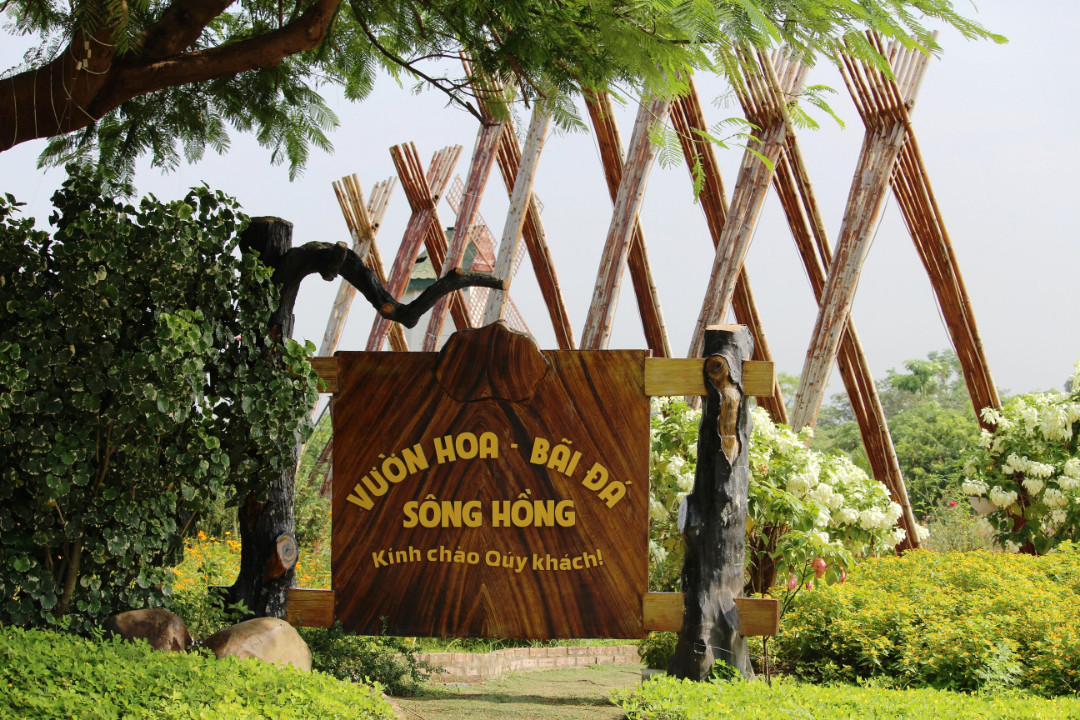 Nhiều năm nay, bãi đá sông Hồng là địa điểm quen thuộc để chụp hình Tết được nhiều gia đình, cặp đôi lựa chọn. Không chỉ có dịp Tết, đây là địa điểm đông đúc người đến chụp ảnh tất cả các mùa trong năm.