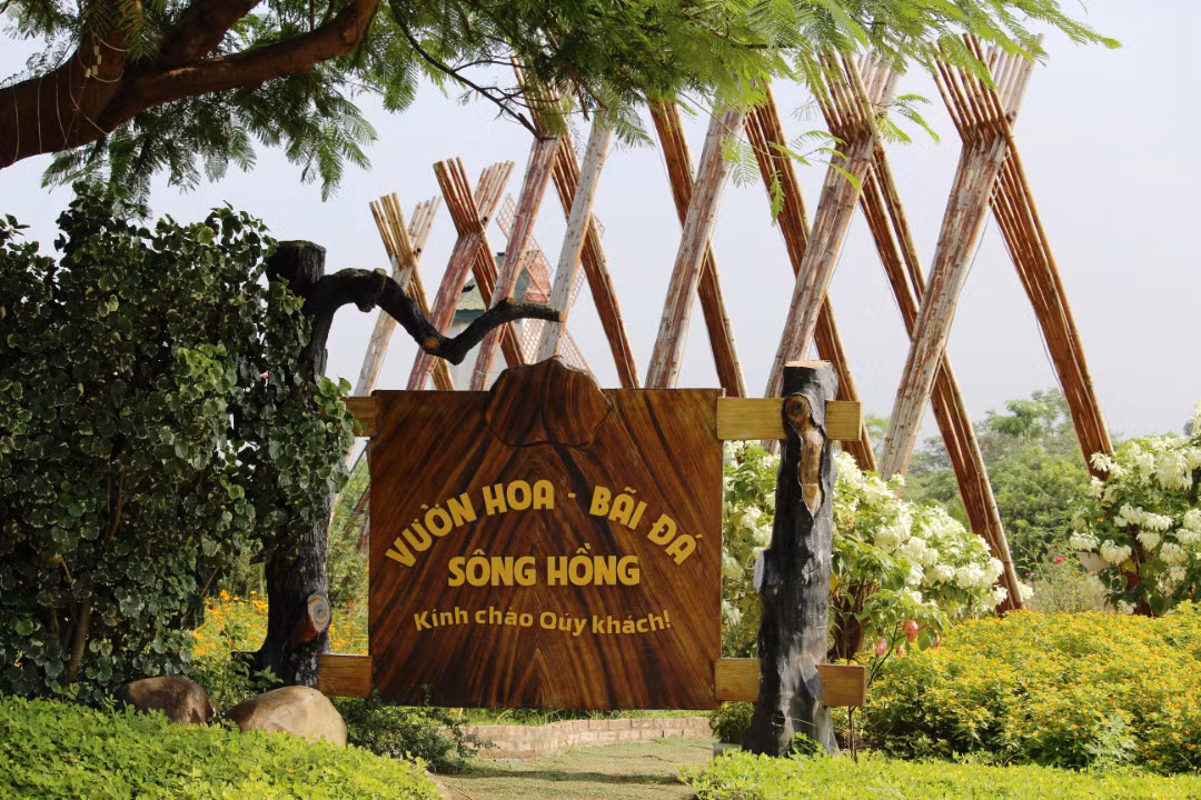 Nhiều năm nay, bãi đá sông Hồng là địa điểm quen thuộc để chụp hình Tết được nhiều gia đình, cặp đôi lựa chọn. Không chỉ có dịp Tết, đây là địa điểm đông đúc người đến chụp ảnh tất cả các mùa trong năm.