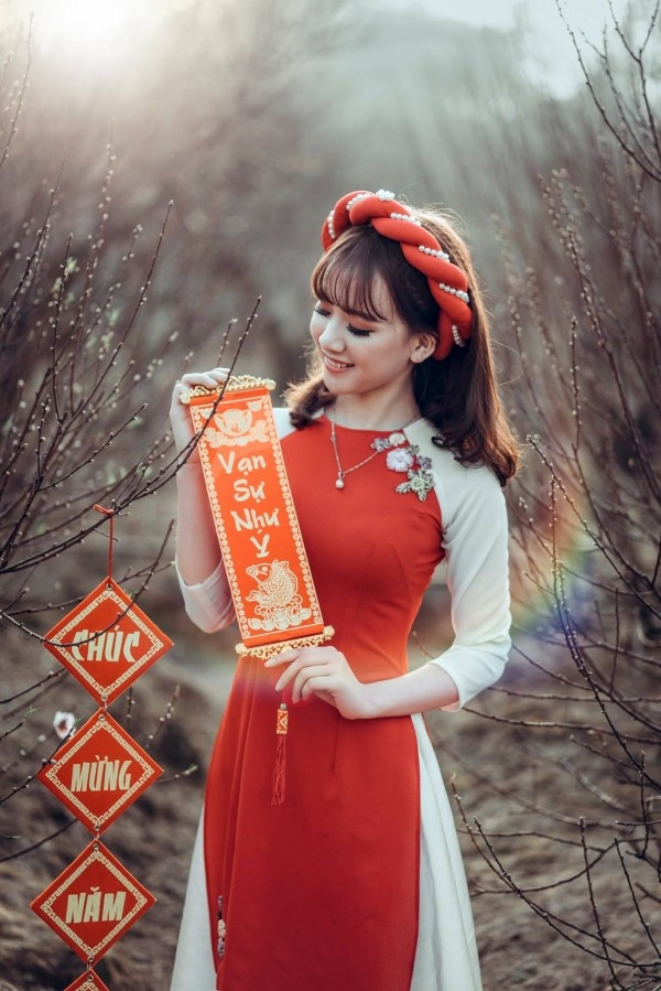 Đào là loại hoa được yêu thích nhất đối với những người đến đây chụp ảnh dịp tết. Bên cạnh đó còn có rất nhiều loài hoa đặc trưng miền châu thổ sông Hồng như: Cúc dại, thược dược, bách nhật, cải vàng, hồng leo, tường vi, cúc, đồng tiền, mào gà….