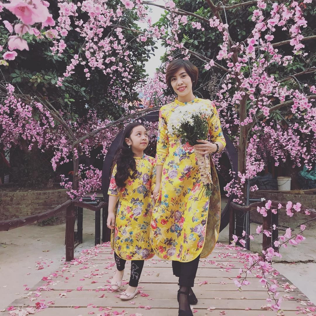 Bãi đá sông Hồng nằm ở dọc con ngõ 264 đường Âu Cơ, phường Nhật Tân, quận Tây Hồ. Nơi đây quanh năm rực rỡ bởi màu sắc của các loại hoa theo mùa nên luôn đông đúc, nhộn nhịp người đến chụp hình, xem hoa.