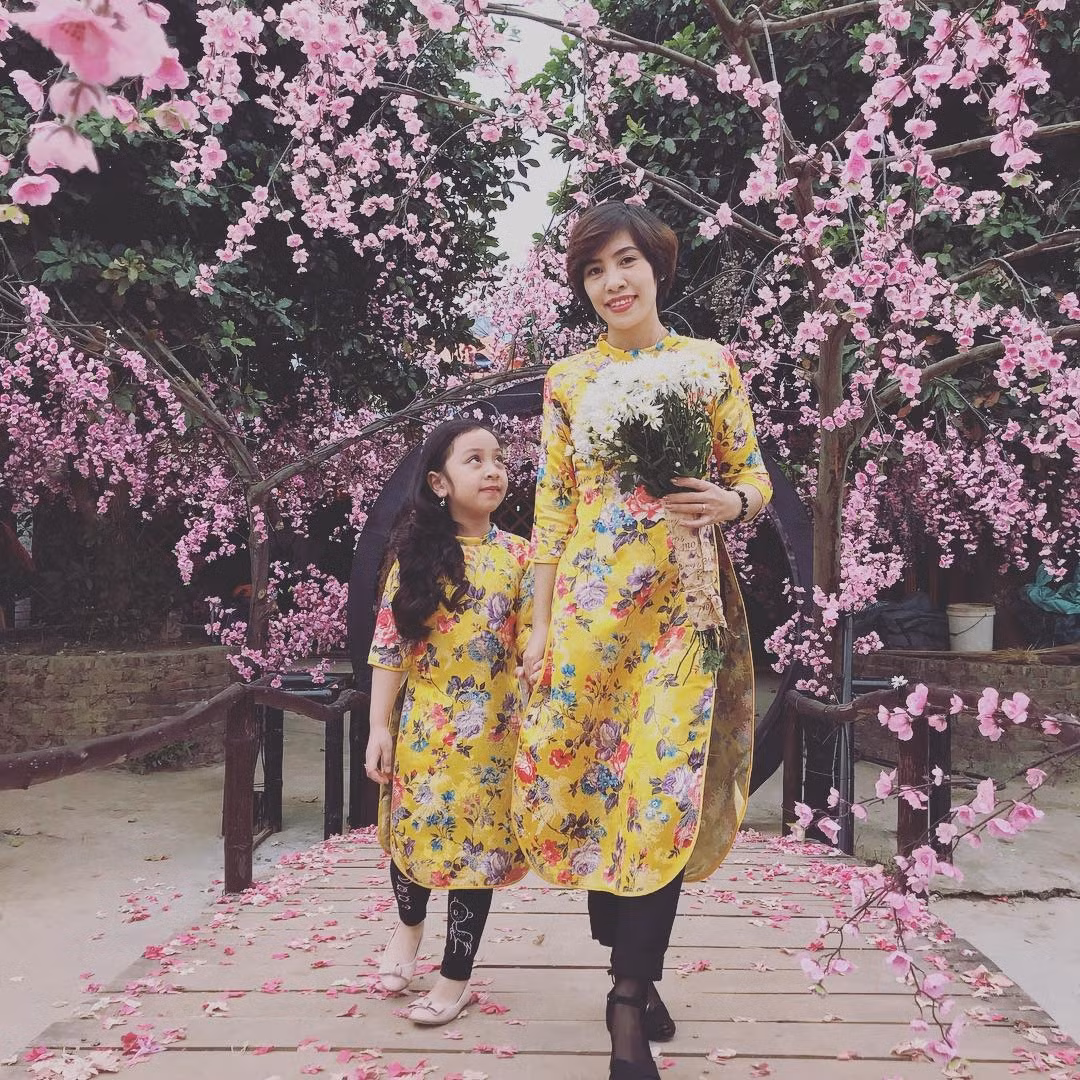 Bãi đá sông Hồng nằm ở dọc con ngõ 264 đường Âu Cơ, phường Nhật Tân, quận Tây Hồ. Nơi đây quanh năm rực rỡ bởi màu sắc của các loại hoa theo mùa nên luôn đông đúc, nhộn nhịp người đến chụp hình, xem hoa.