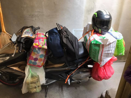 Bánh chưng, giò chả,...những thứ mà trên thành phố chẳng hề thiếu cũng được bố mẹ cẩn thận gói vào để con đem theo vì sợ con đói.