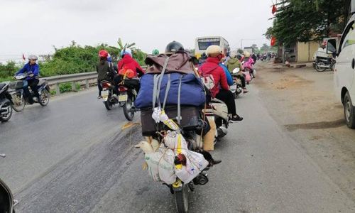 Mỗi lần về quê, đặc biệt là sau khi kết thúc kỳ nghỉ Tết, ai cũng tay xách nách mang, chở cả một &#34;vũ trụ&#34; đồ quê lên thành phố tiếp tục học tập và làm việc.