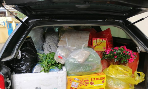 Về quê ăn Tết thế này thì lãi quá còn gì? Khi về ai cũng chỉ mang theo vài bộ đồ, cẩn thận hơn thì mua hộp bánh mứt về biếu bố mẹ nhưng khi đi ai cũng mang theo cả quê hương theo.